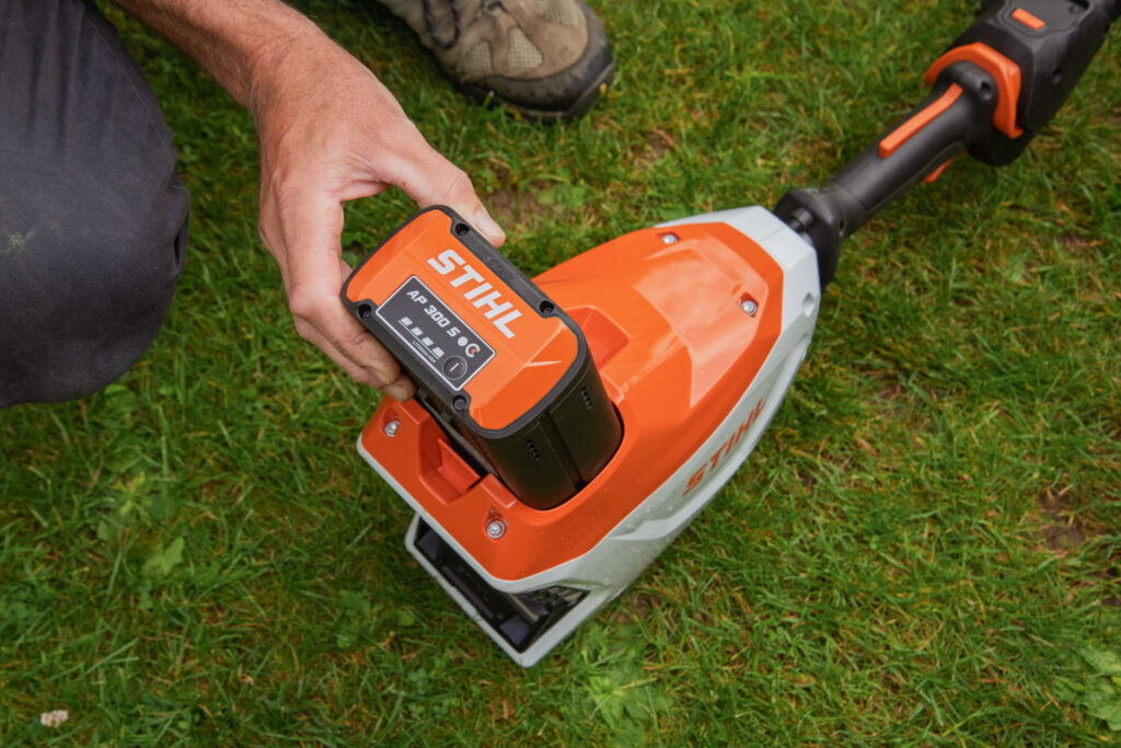 Stihl HLA 140 Cordless Long-Reach Hedge Trimmer Stihl HLA 140 Cordless Long-Reach Hedge Trimmer