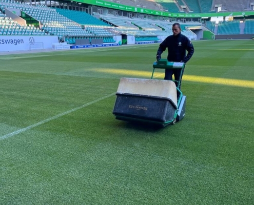 Dennis ES-860 is unrivalled at VFL Wolfsburg according to Head Groundsman Peter Sauer.