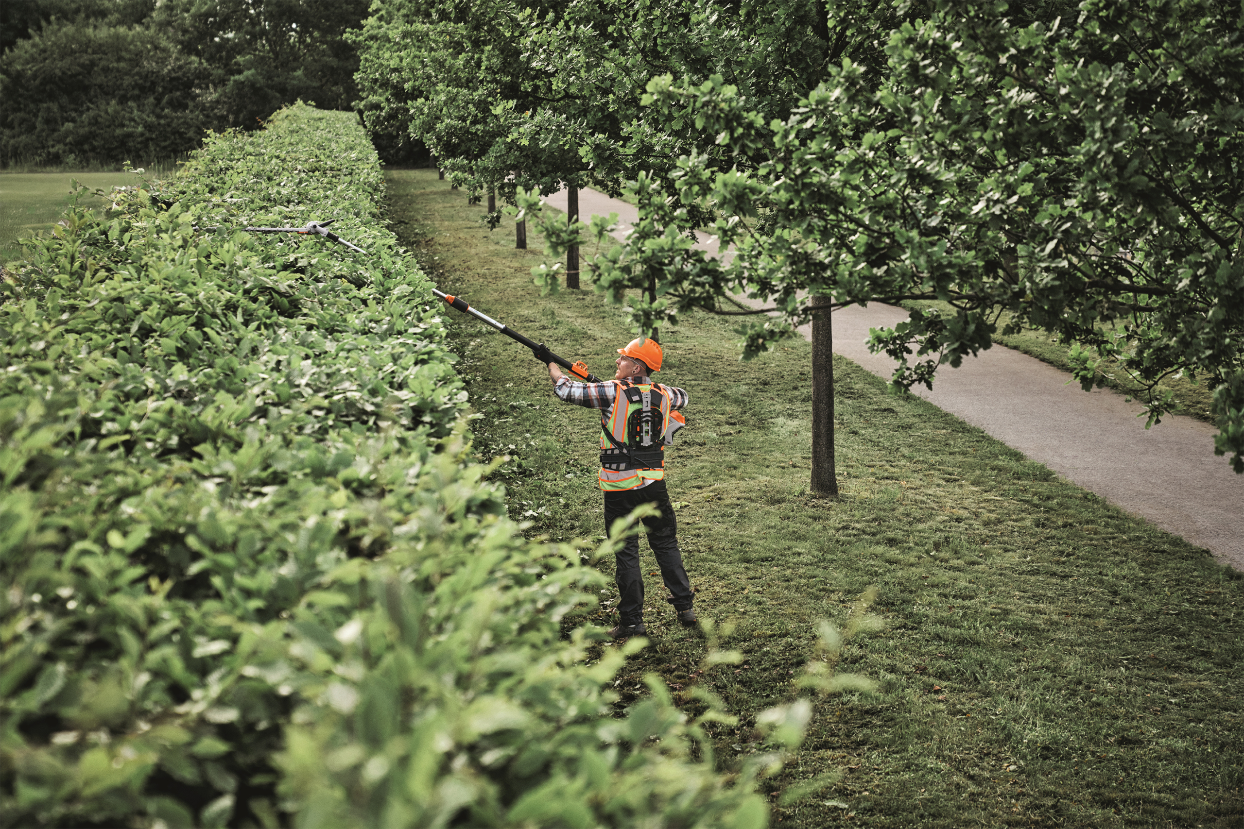 STIHL’s powerful battery-powered hedge trimmers